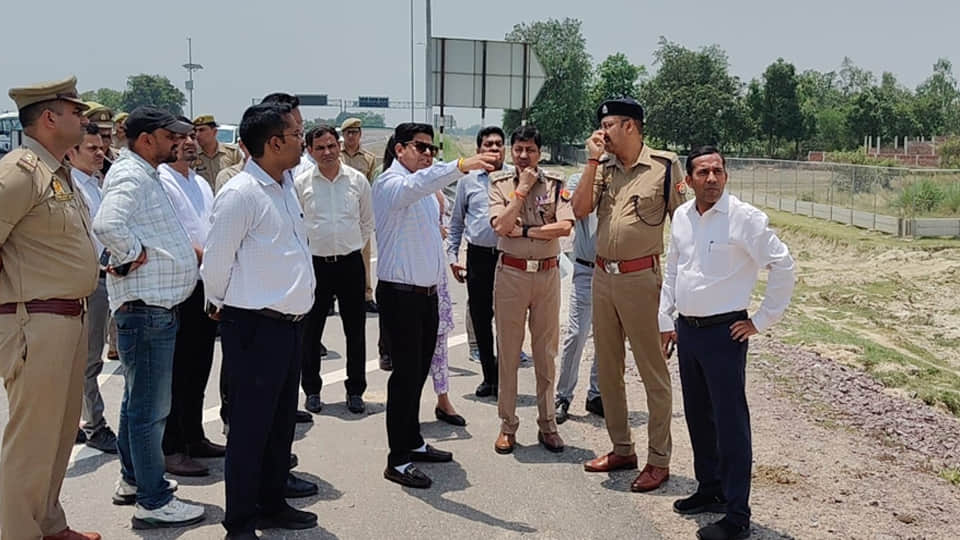 अधिकारियों संग डीएम ने किया निरीक्षण