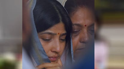 UP: Prateek Yadav Consigned to the Five Elements; Akhilesh Places Wood on the Funeral Pyre; As the Bier Was Li