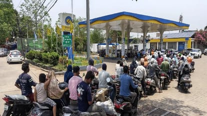 पेट्रोल-डीजल पंप पर लगी लोगों की भीड़