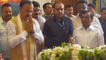 UP: Prateek Yadav Consigned to the Five Elements; Akhilesh Places Wood on the Funeral Pyre; As the Bier Was Li