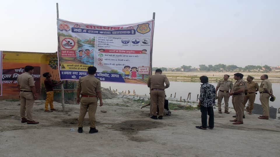 घाटों पर जागरूकता वाले बोर्ड