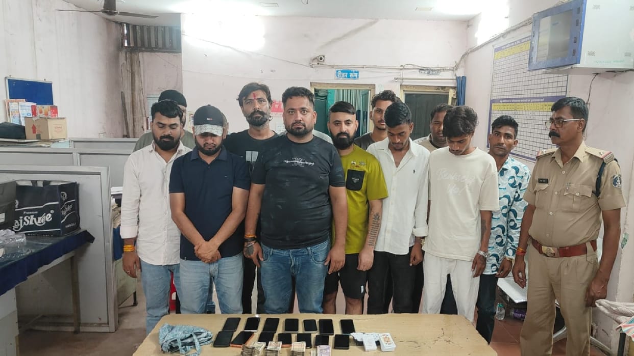 Late night raid on gambling den in Raipur, 15 accused arrested, cash and vehicles seized