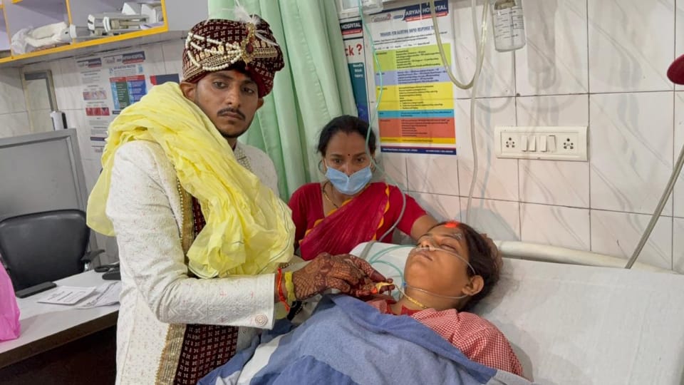 Hospital Transforms into Wedding Mandap Groom Fills Bride Hair Partition in ICU at gorakhpur