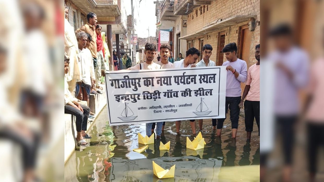 Protest Staged Floating Paper Boats Feeding Fish Villagers Tormented Waterlogging Erupt in Anger