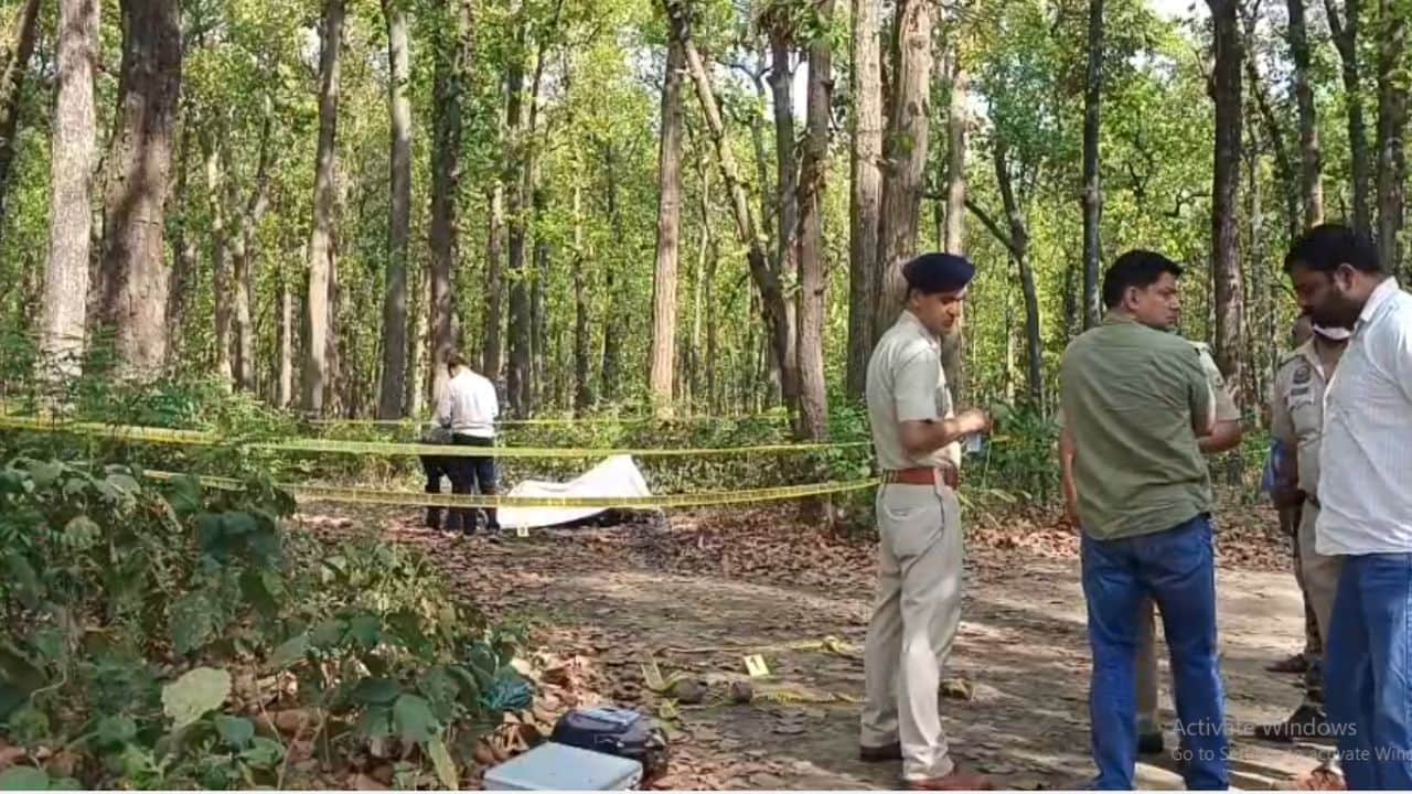 जंगल में मिला अधजला शव।