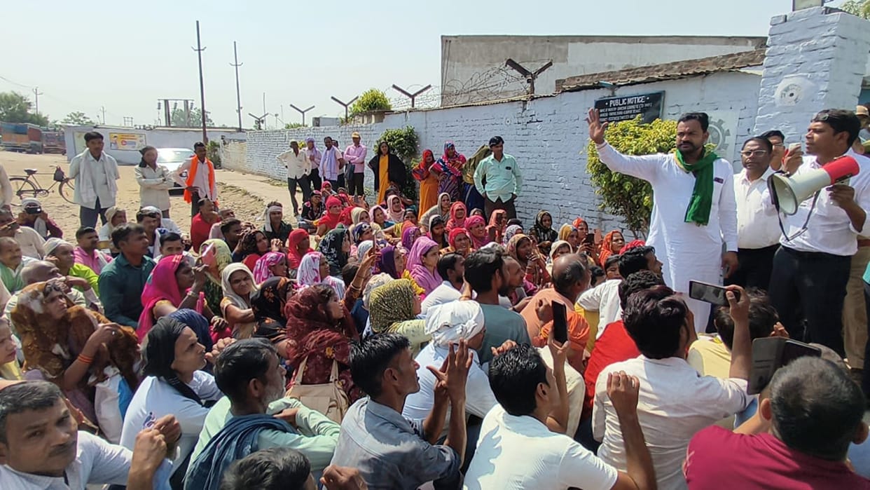 Kanpur Dehat Workers Protest at GPL Factory Over Wage Hike ADM and SDM Facilitate Settlement