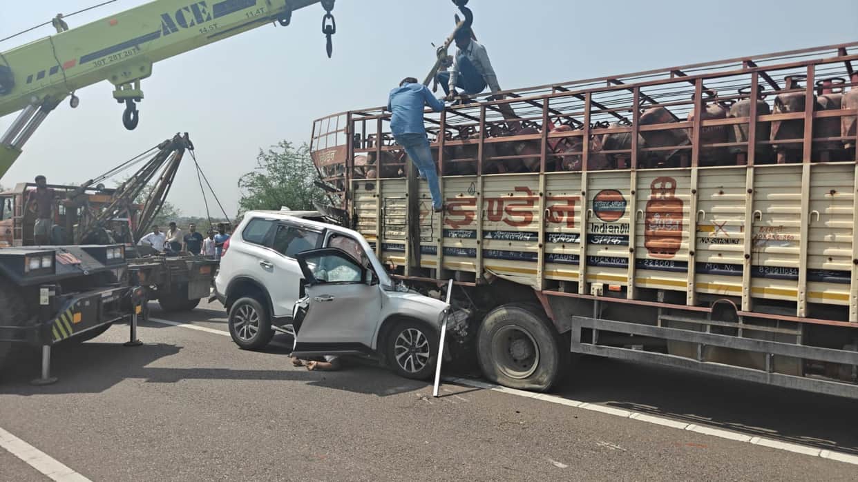 Banda Accident  Bundelkhand Expressway Scorpio Crashes into Truck Four Members of the Same Family Dead