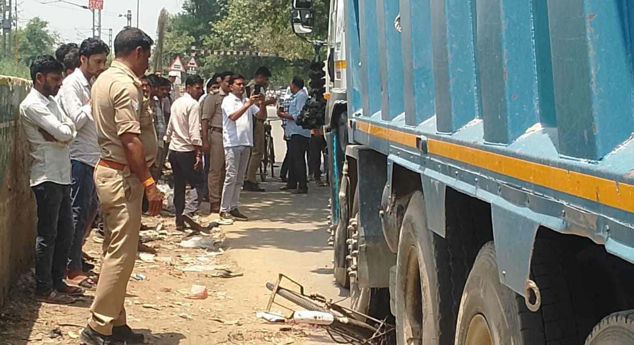 Farrukhabad 10th Grade Student Run Over by Truck Dies While Going to Fetch Medicine  Mob Beats Conductor