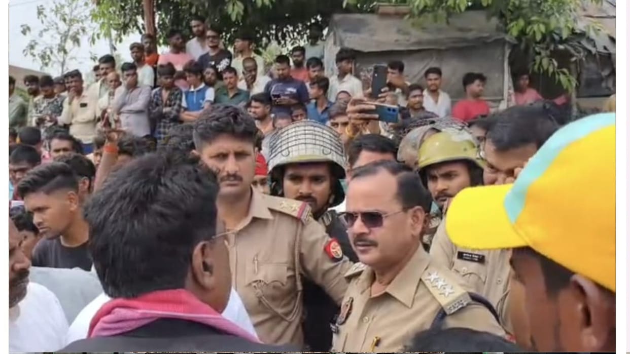 Youth Stabbed to Death in Gorakhpur, Family Blocks Road After Victim Dies During Treatment