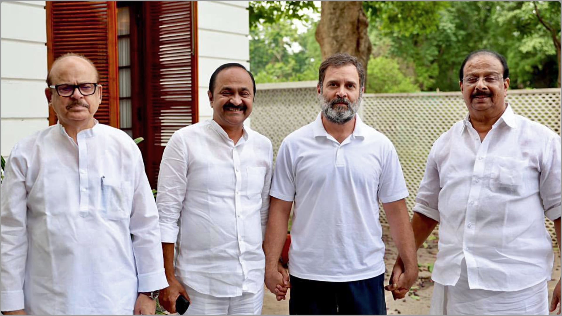 राहुल गांधी और अन्य पार्टी नेताओं के साथ वीडी सतीशन