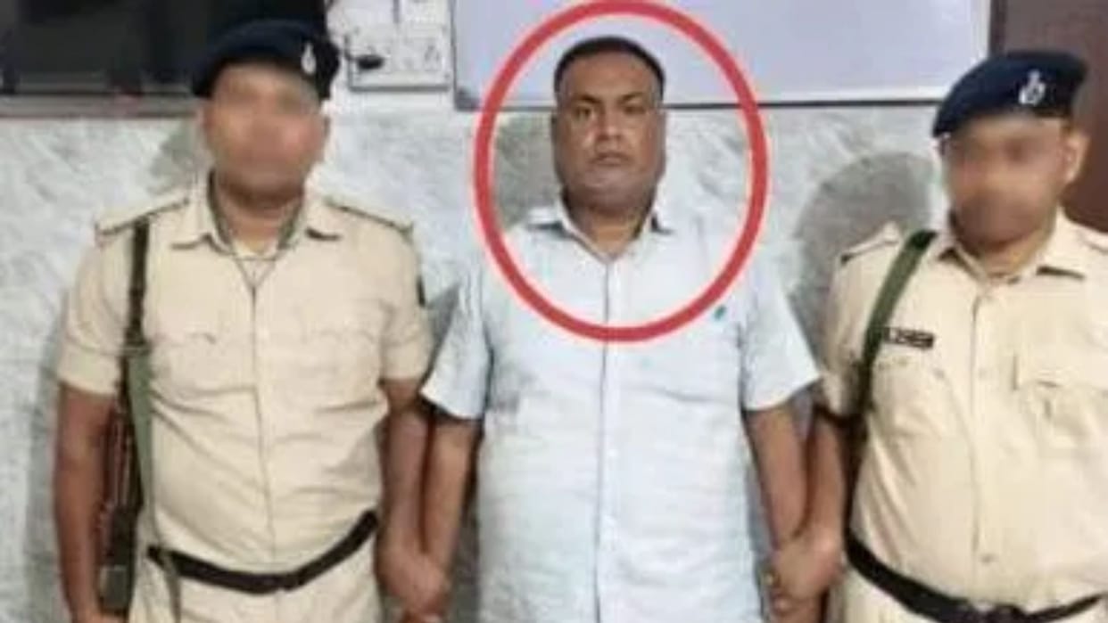 vigilance caught bihar government official head clerk arrested sheohar bihar news