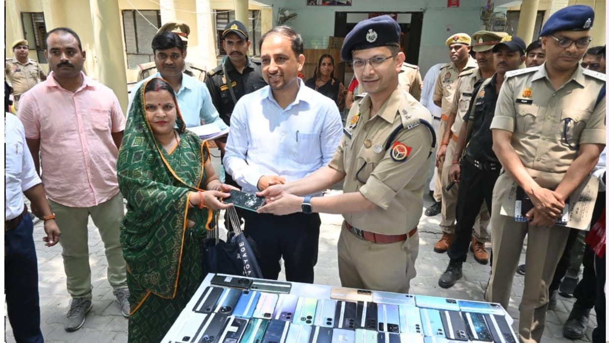 101 Stolen/Lost Phones Worth Rs 30 Lakh Recovered by maharajganj Police in 6 Months