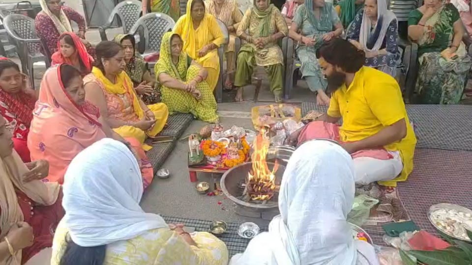 Central Market Dispute: Women Perform Ritual Fire Prayer, Warn of Lying Before Bulldozers