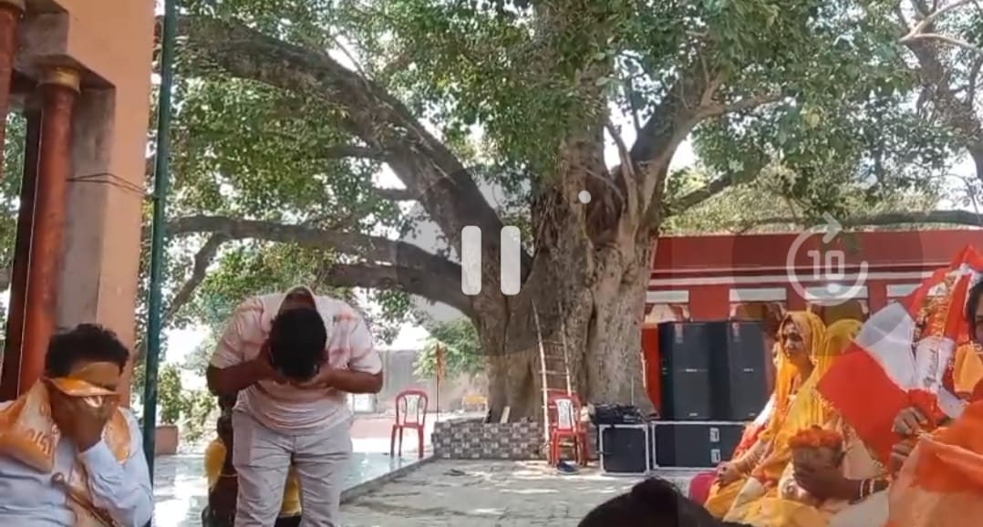 Bee Attack at Shankaracharya Avimukteshwaranand Gathering 40 Devotees Injured in Varanasi