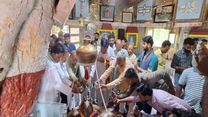 Tourism Minister Offers Prayers at Trivatinath Temple in Bareilly
