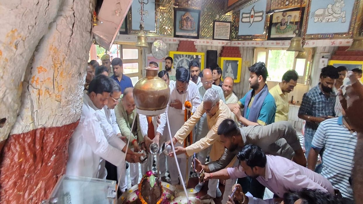 Tourism Minister Offers Prayers at Trivatinath Temple in Bareilly