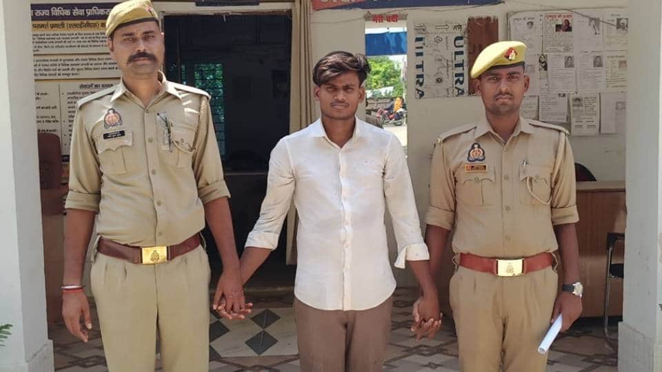 पुलिस गिरफ्त में आरोपी राज उर्फ अहमद।