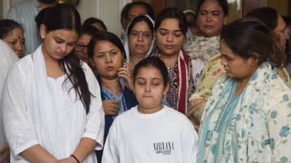 UP: Prateek Yadav Consigned to the Five Elements; Akhilesh Places Wood on the Funeral Pyre; As the Bier Was Li