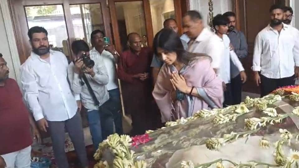 Prateek Yadav Funeral Mulayam Singh son Prateek Yadav is laid to rest his father-in-law lights funeral pyre
