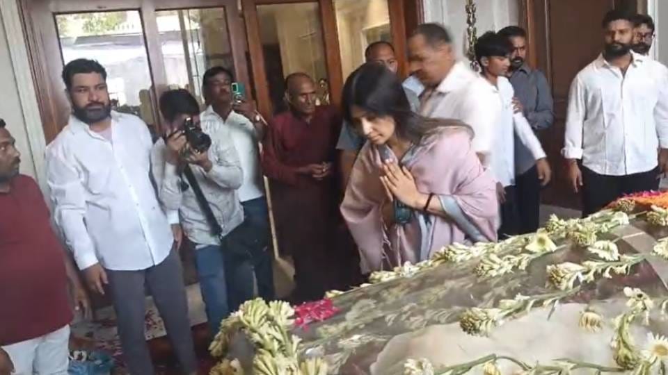Prateek Yadav Funeral Mulayam Singh son Prateek Yadav is laid to rest his father-in-law lights funeral pyre