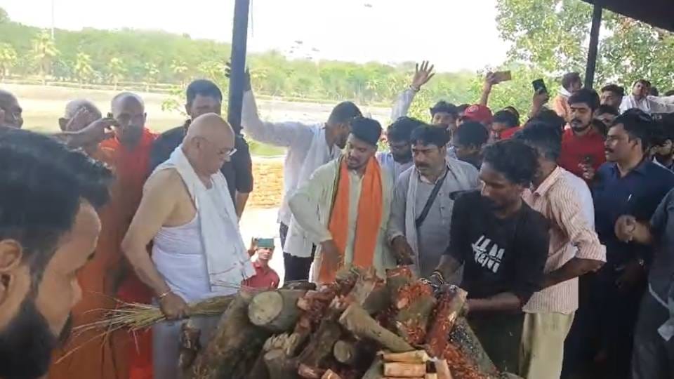 Prateek Yadav Funeral Mulayam Singh son Prateek Yadav is laid to rest his father-in-law lights funeral pyre
