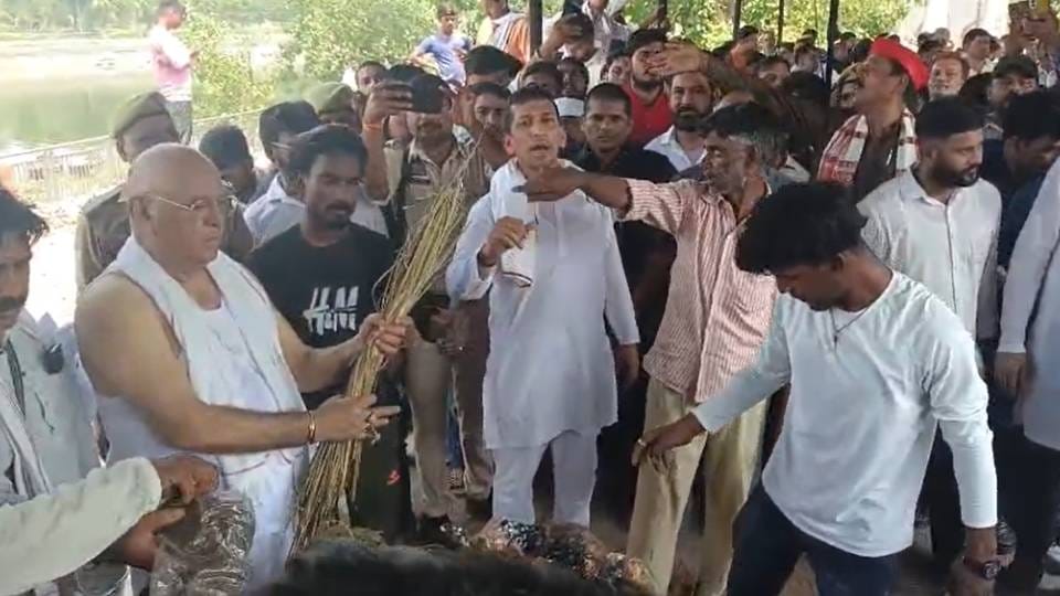 Prateek Yadav Funeral Mulayam Singh son Prateek Yadav is laid to rest his father-in-law lights funeral pyre