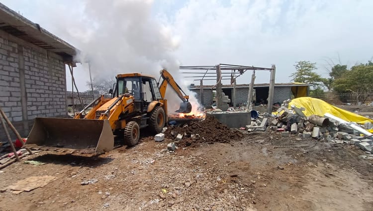 पटाखा फैक्टरी में भीषण विस्फोट, दो मजदूरों की हुई मौत और कई घायल, धमाके से दहल उठा इलाका