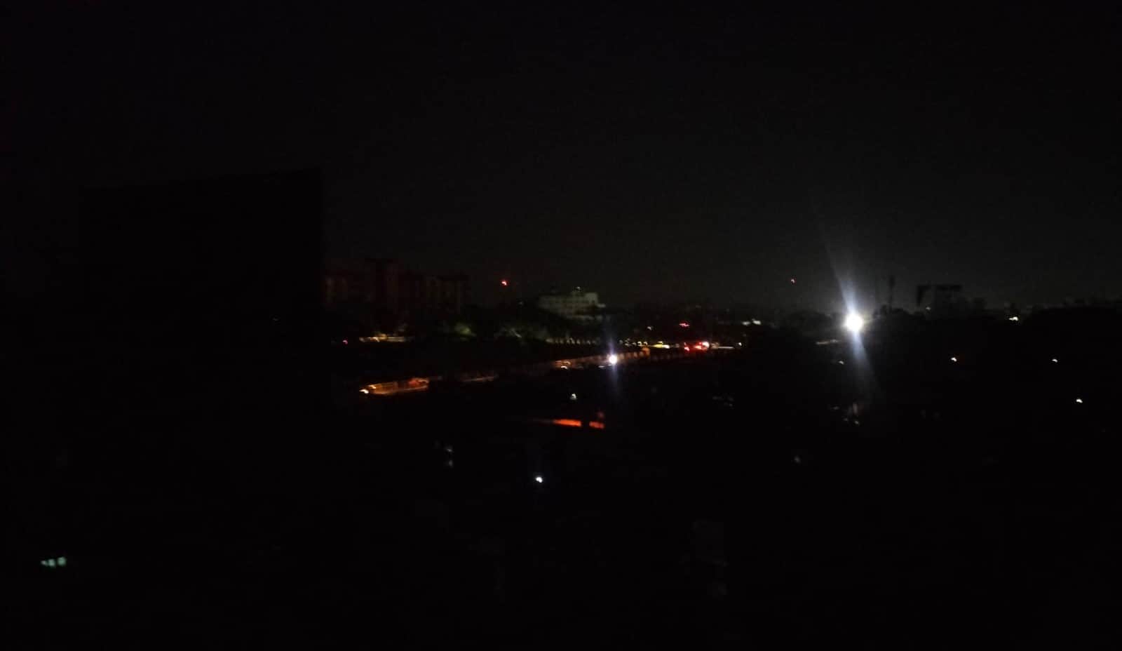 पटना में विधानसभा के सामने भिखारी ठाकुर पुल के ऊपर और आसपास रोशनी।