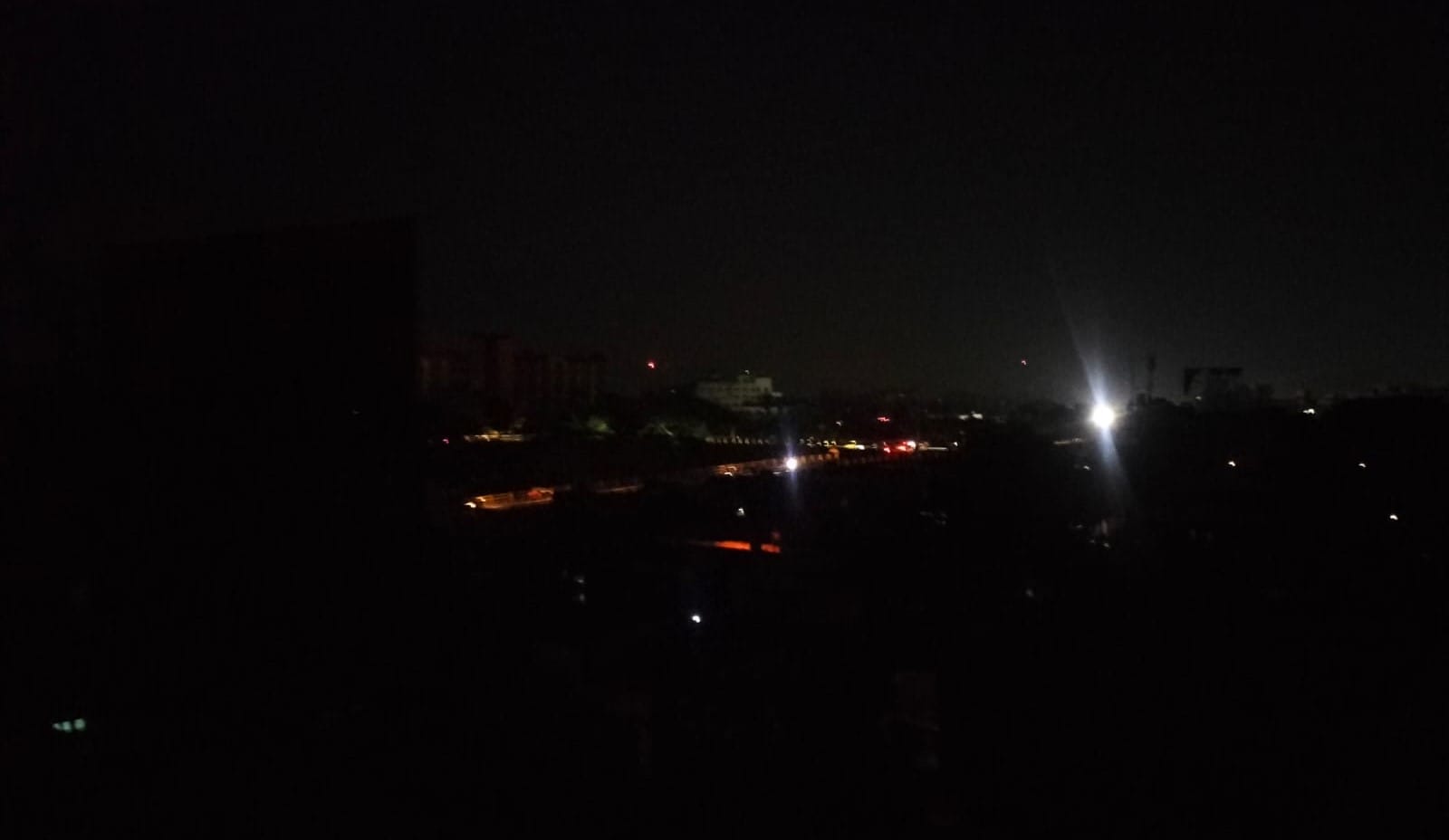 पटना में विधानसभा के सामने भिखारी ठाकुर पुल के ऊपर और आसपास रोशनी।