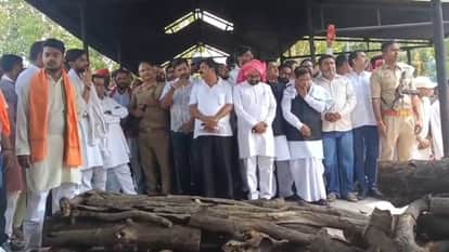 Prateek Yadav Funeral Live Mulayam Yadav Son Last Rites Today Pipra Ghat Lucknow Latest Updates in Hindi