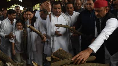 UP: Prateek Yadav Consigned to the Five Elements; Akhilesh Places Wood on the Funeral Pyre; As the Bier Was Li
