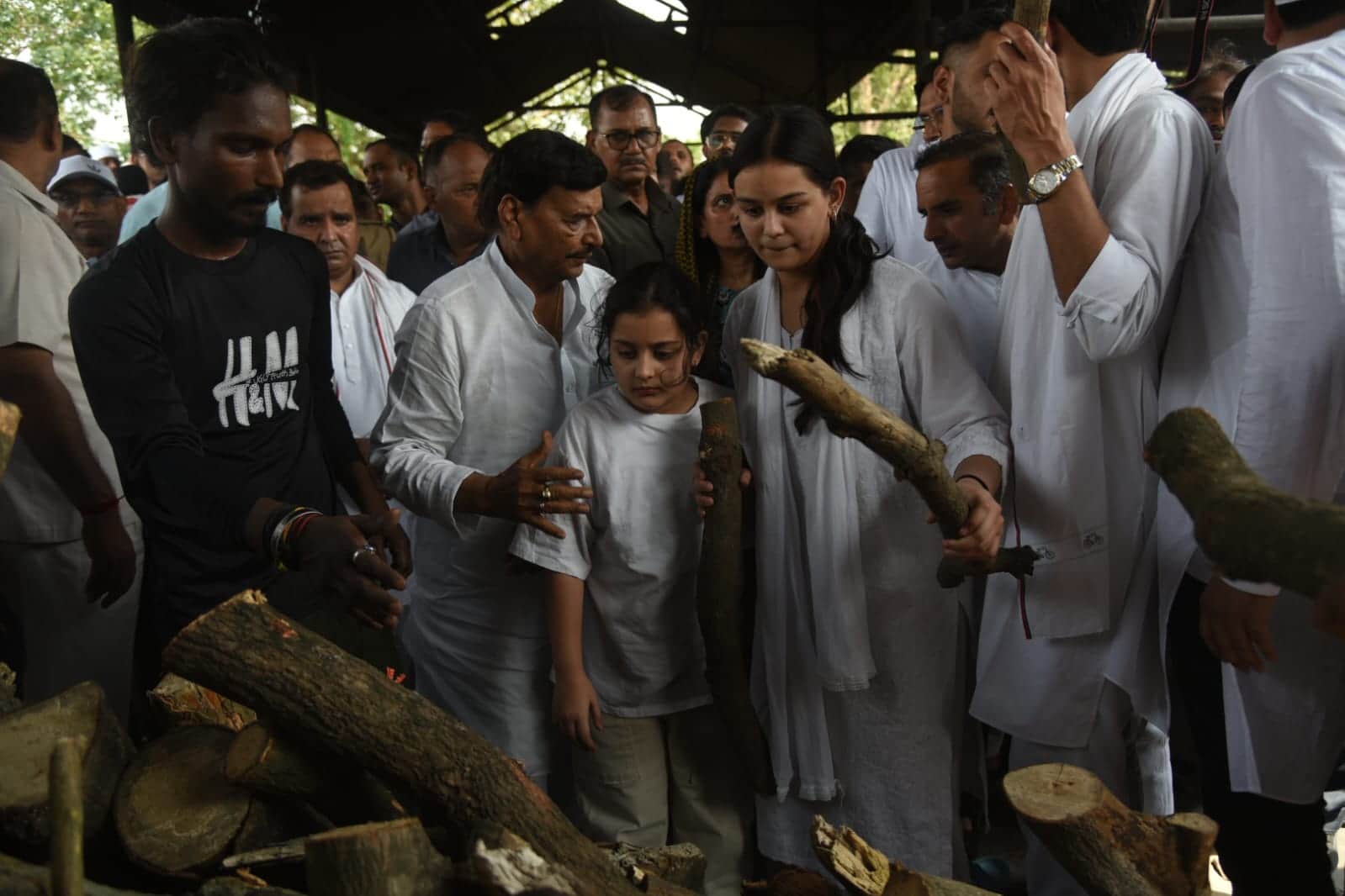 Prateek Yadav Funeral: Uncle Shivpal took care of Prateek's daughters, Akhilesh looked emotional