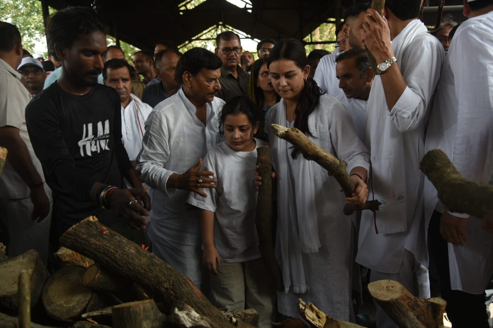 Prateek Yadav Funeral: Uncle Shivpal took care of Prateek's daughters, Akhilesh looked emotional