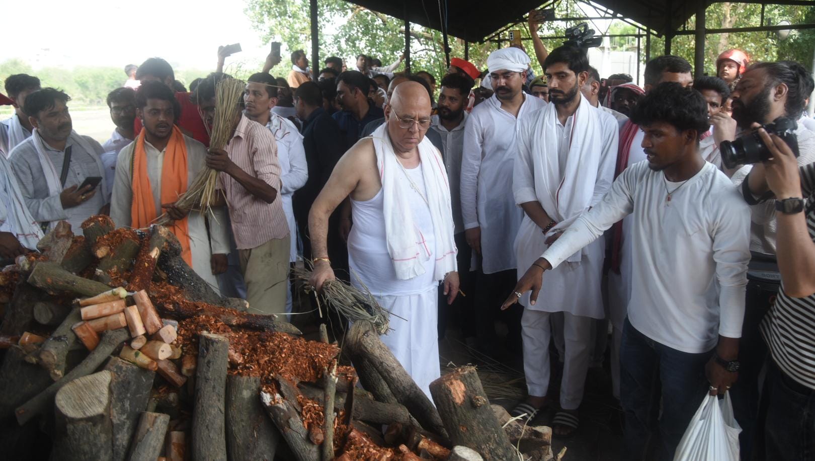 Prateek Yadav Funeral: Uncle Shivpal took care of Prateek's daughters, Akhilesh looked emotional