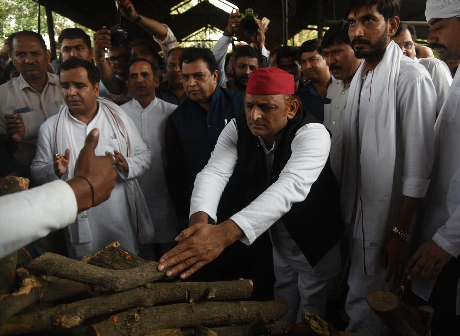 Prateek Yadav Funeral: Uncle Shivpal took care of Prateek's daughters, Akhilesh looked emotional