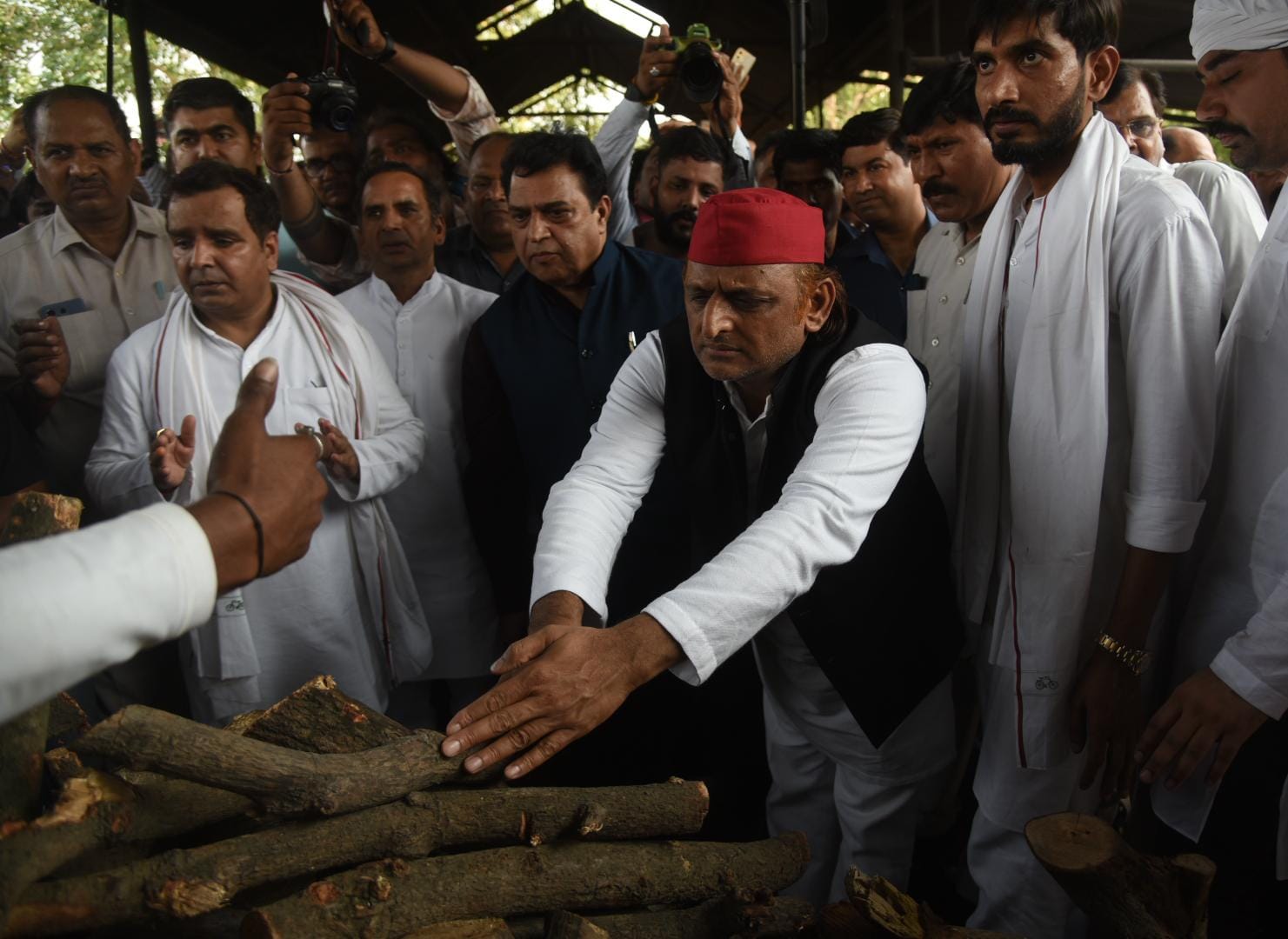 Prateek Yadav Funeral: Uncle Shivpal took care of Prateek's daughters, Akhilesh looked emotional
