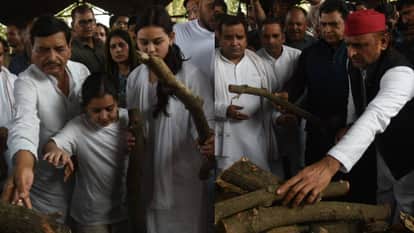 Prateek Yadav Funeral Live Mulayam Yadav Son Last Rites Today Pipra Ghat Lucknow Latest Updates in Hindi