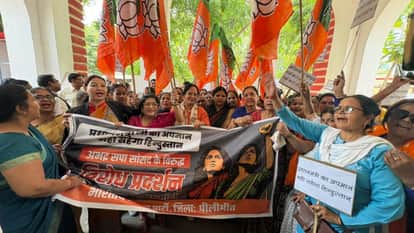 BJP Mahila Morcha stages protest against SP MP in Pilibhit