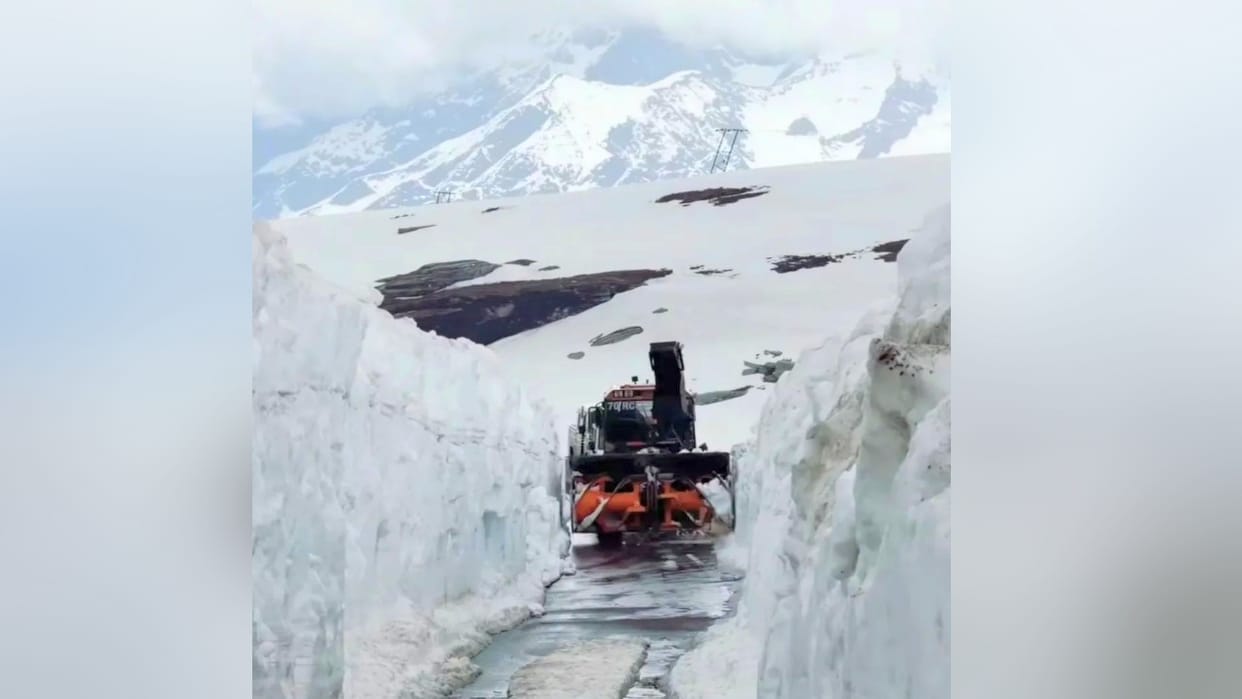 Rohtang Route Restored Up to Rahni Nala; Tourists Reach Snowy Landscapes and Have a Blast
