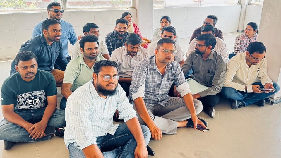 Nursing staff dharna continues in JN medical college
