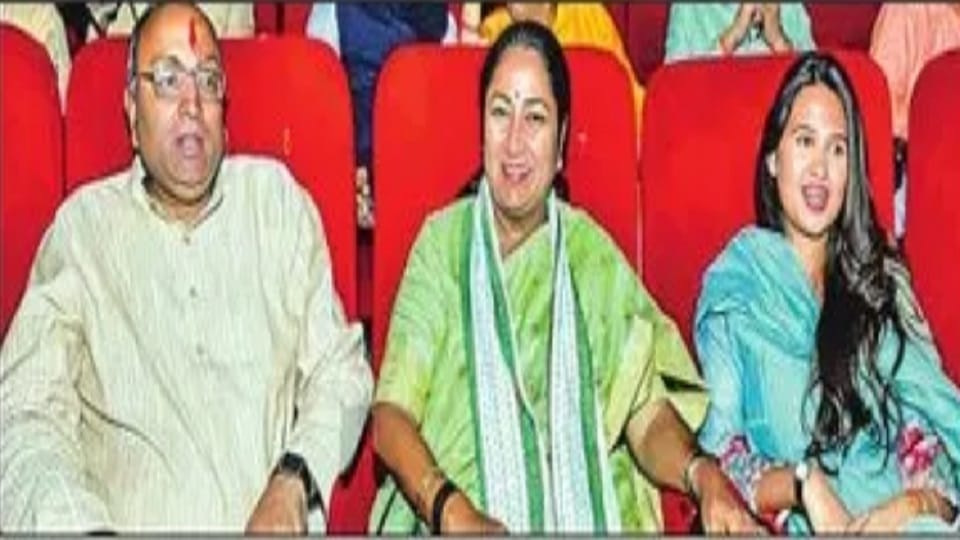 Delhi: CM Rekha Gupta became emotional after watching the film 'Aakhri Sawaal' based on the Sangh