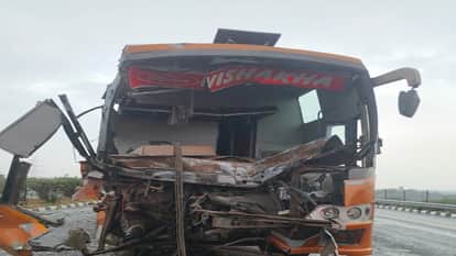 Major Accident on Agra-Lucknow Expressway: High-Speed Sleeper Bus Crashes into Dumper