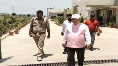 rmpsu VC left his official vehicle and walked from residence to office