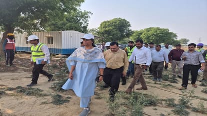 अटलपुरम टाउनशिप का निरीक्षण करतीं एडीए उपाध्यक्ष