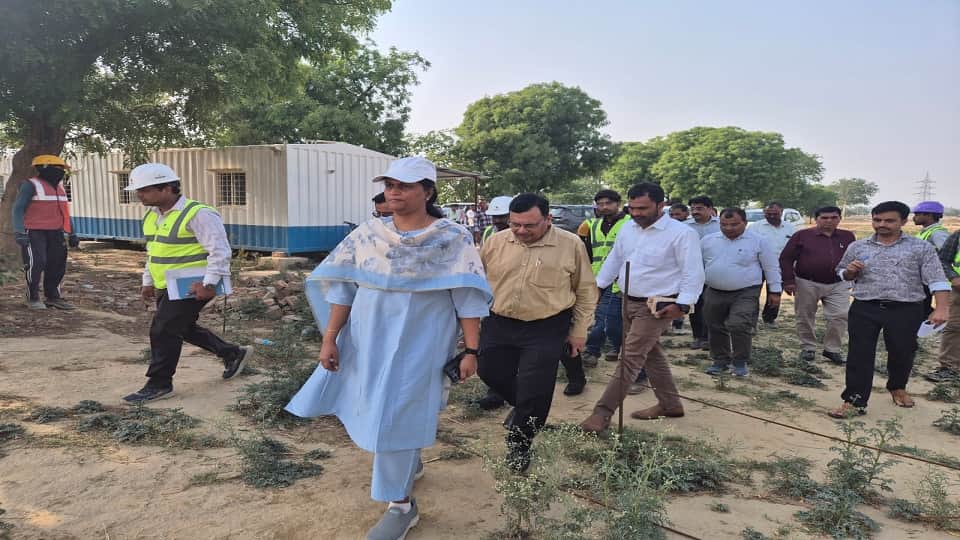 अटलपुरम टाउनशिप का निरीक्षण करतीं एडीए उपाध्यक्ष