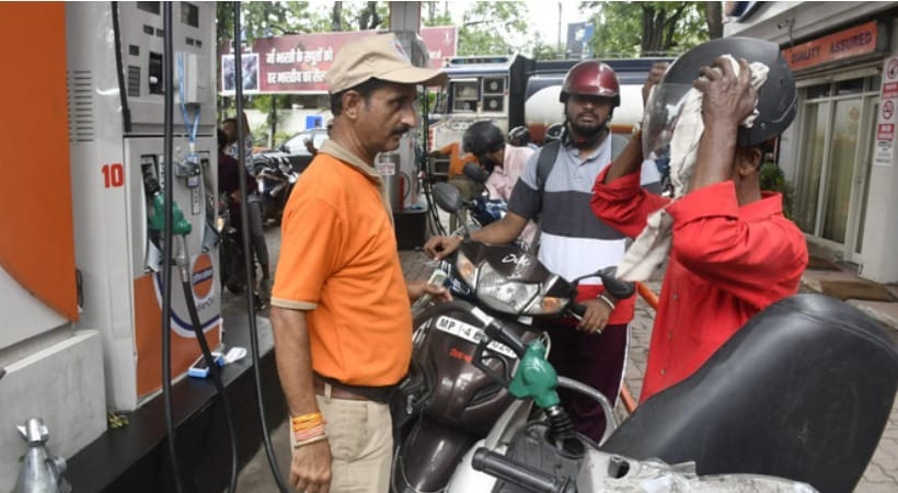 Petrol and Diesel Become More Expensive: Petrol Crosses ₹109 in Bhopal; People Say—Inflation Has Wreaked Havoc