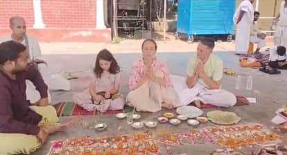 गयाजी के पवित्र फल्गु नदी के तट पर पिंडदान करते विदेशी