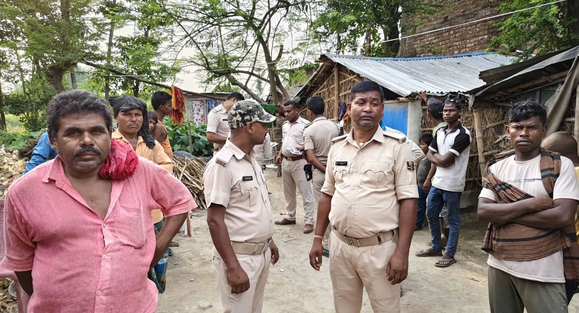 घटनास्थल पर मौजूद पुलिस व लोगों की भीड़