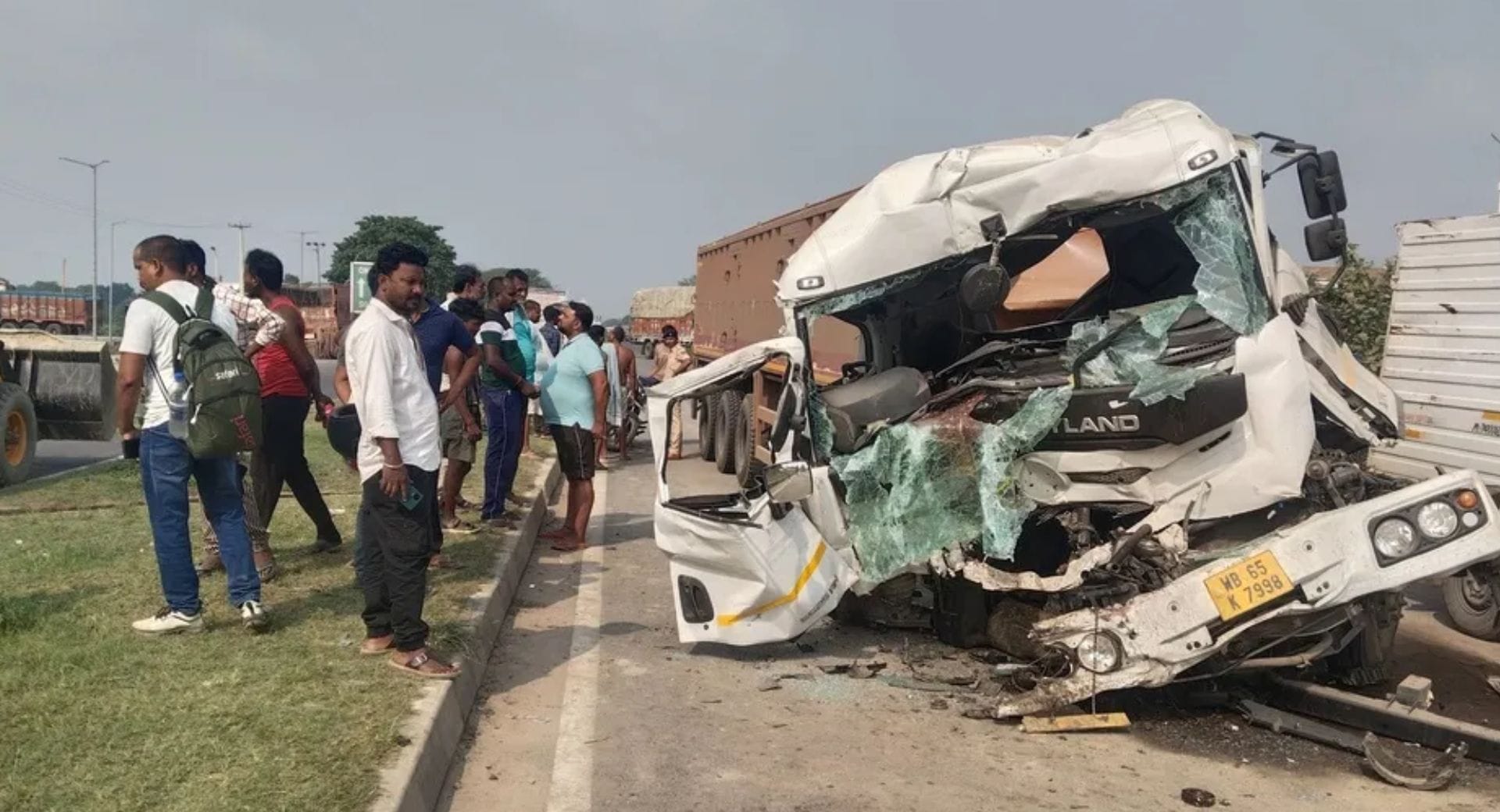 एनएच-31 पर दुर्घटना ग्रस्त ट्रक