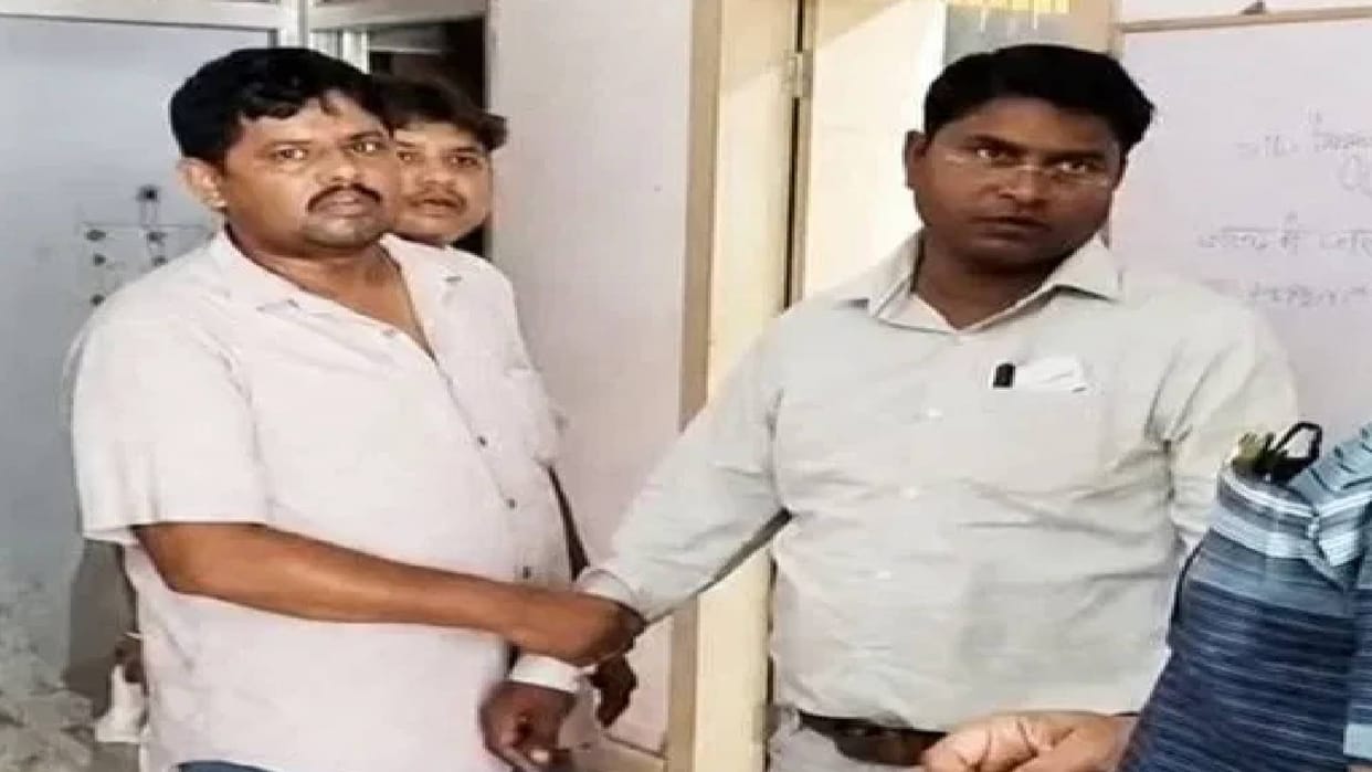Municipal Council JE Arrested While Taking one lakh forty five thousand Bribe Vigilance Raid Creates Stir